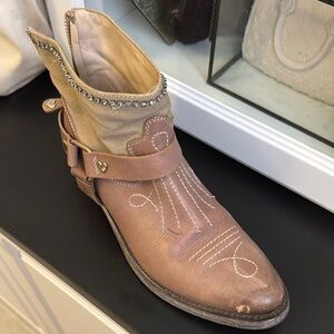 Twin-Set Tan Ankle Boots with Western Flair